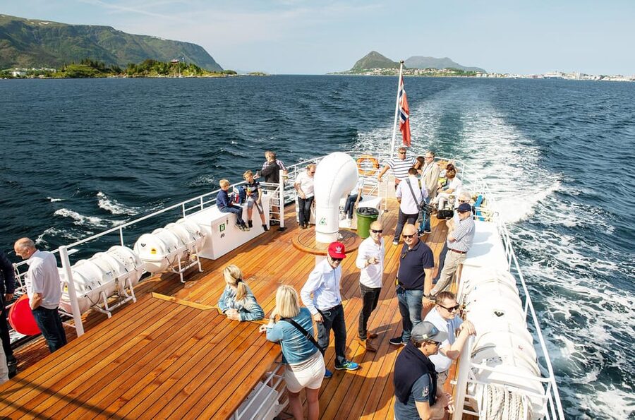 Ålesund: Archipelago Fjord Cruise - Boarding at Rådhuskaien