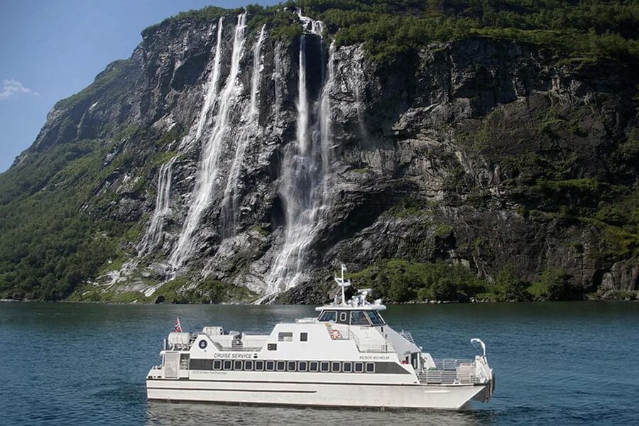 Ålesund to Geiranger Fjord Boat Tour with Return Bus Tour - Øye and the Nordang Valley by bus
