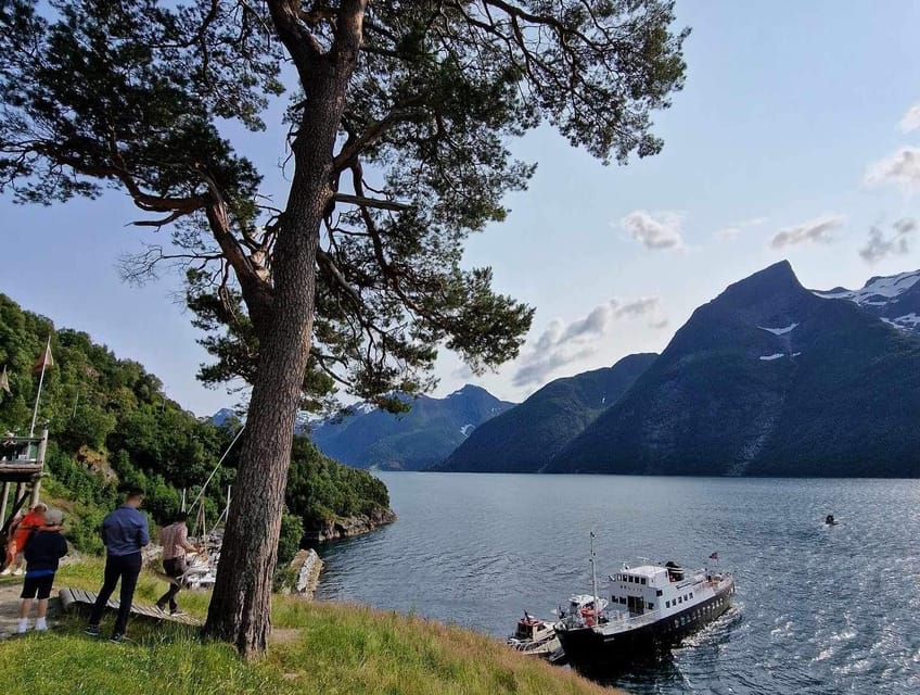 Ålesund-Trandal fjord tour with 3 hours stop at Trandal - The first 75 minutes on Hjørundfjord