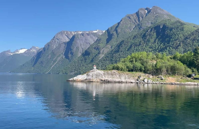 All About the Fjords, in one tour by bus & boat from Ålesund - Guides, commentary, and communication