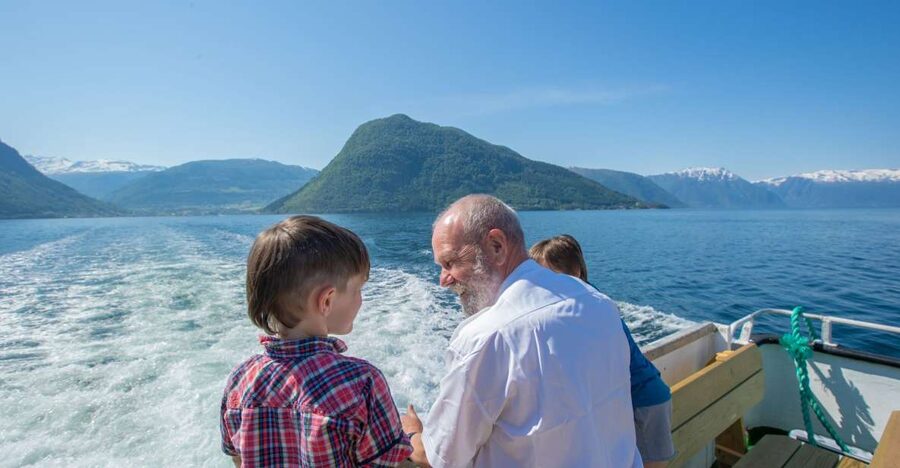 Bergen: Guided Fjord & Glacier Tour to Fjærland - The return cruise through Fjærlandsfjord
