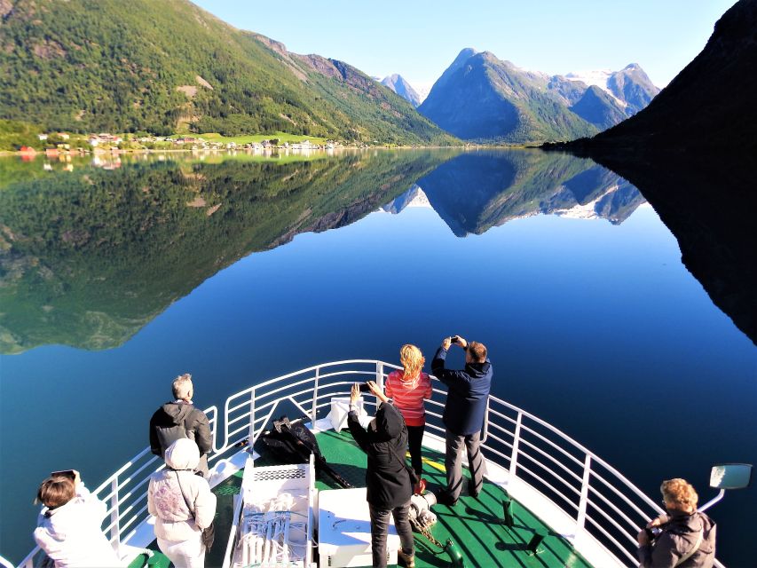 Bergen: Guided Fjord & Glacier Tour to Fjærland - Storesvingen and the climb over Vikafjellet