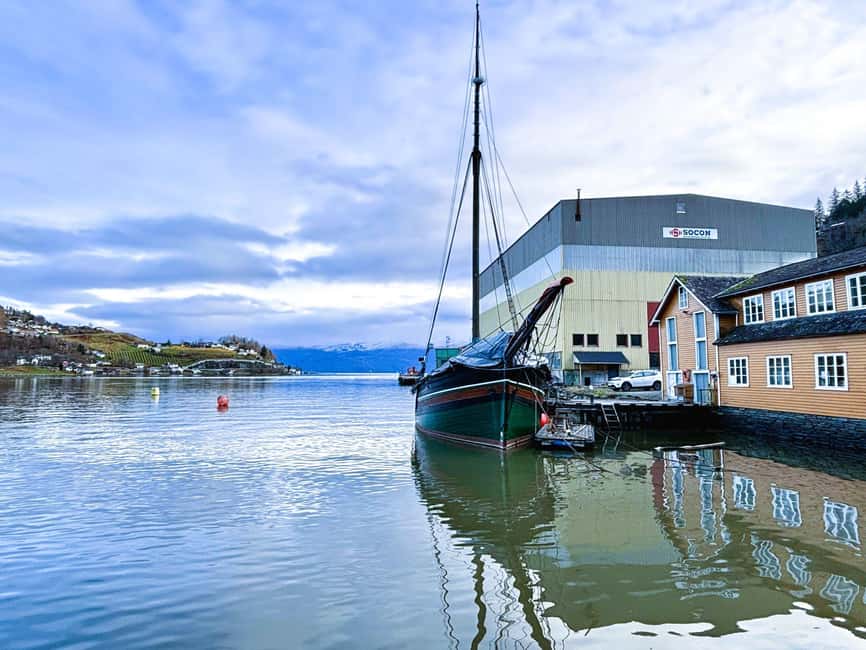 Bergen: Hardangerfjord & Waterfalls Bus Tour with Apple Pie - Across Kvamskogen toward the fjord