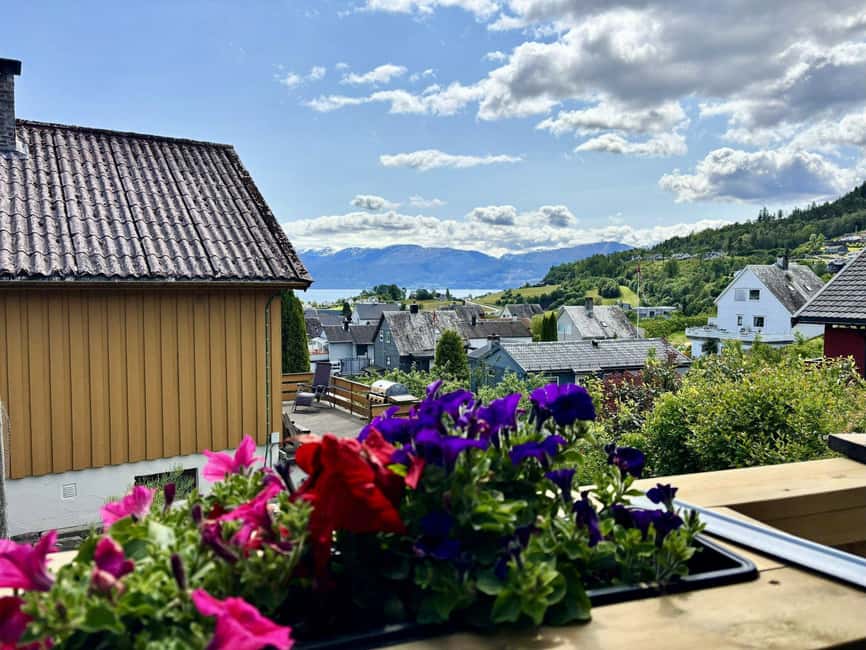 Bergen: Hardangerfjord & Waterfalls Bus Tour with Apple Pie - Hardangerfjord views and the Salthammeren carvings