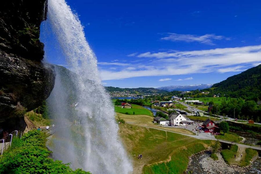 Bergen: Hardangerfjord & Waterfalls Bus Tour with Apple Pie - Leaving Bergen through Vestland County