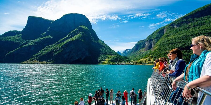 Bergen: Nærøyfjorden, Flåm, and Stegastein Guided Bus Tour - A guide-led ride through western Norway