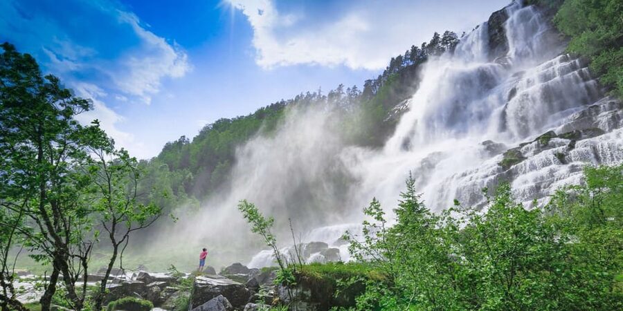 Bergen: Nærøyfjorden, Flåm, and Stegastein Guided Bus Tour - The early ride to Tvindefossen