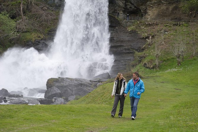 Bergen: Private Full-Day Roundtrip to Hardangerfjord with cruise - Lunch with Norwegian food