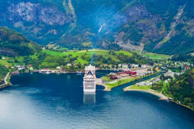 Bergen to Flam "The King of Fjords" One-Way or Round-Trip Cruise Ticket - Sognefjord’s Mountains and Waterfalls