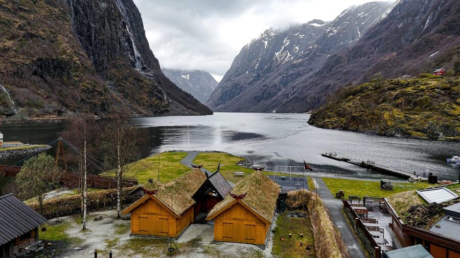 Bergen: Viking Village, Nærøyfjorden Cruise and Flåm Railway - Flåm Railway turns the return journey into an attraction