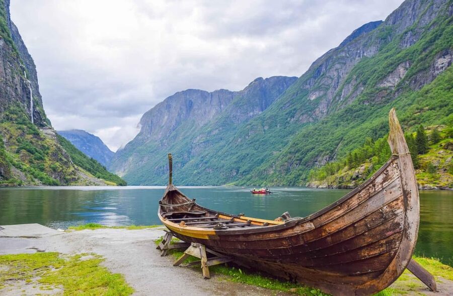Bergen: Viking Village, Nærøyfjorden Cruise and Flåm Railway - The schedule requires careful planning