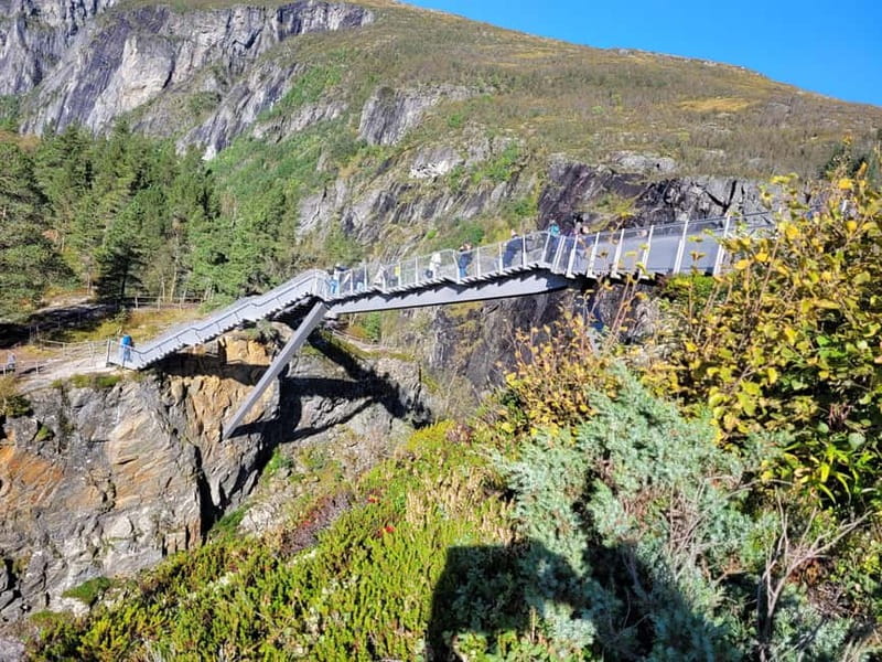 Eidfjord: Vøringsfossen Waterfalls Round-Trip Shuttle - Finding the white shuttle near the ship