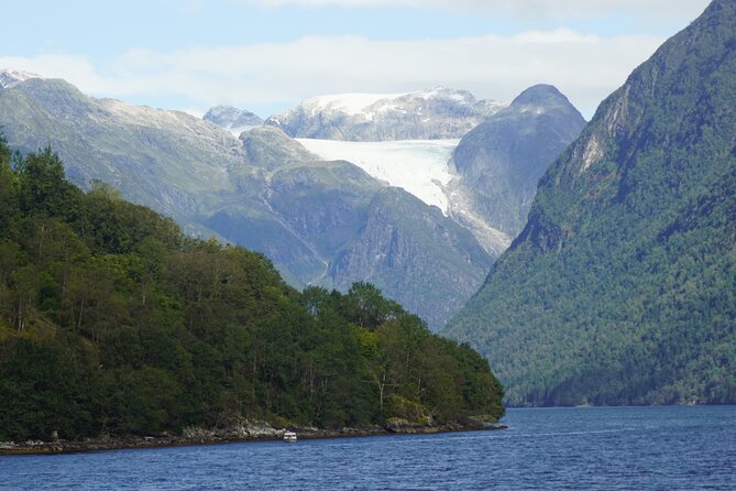 Fjord Cruise to Sognefjord and Bøyabreen Glacier - Changing boats at Balestrand