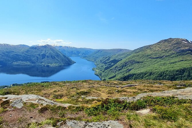 Fjord Hiking - Public tour - Guides who make a small group feel personal