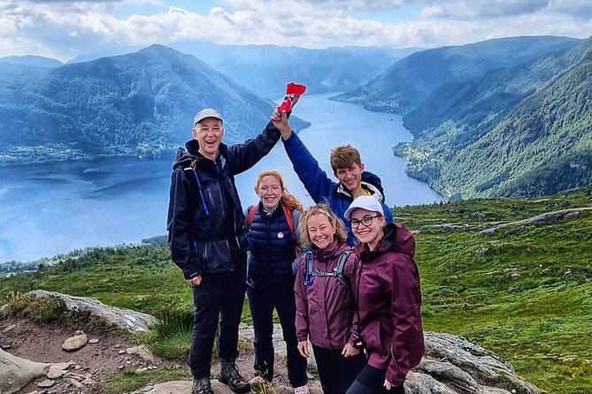 Fjord Hiking - Public tour - Norwegian snacks at the viewpoint