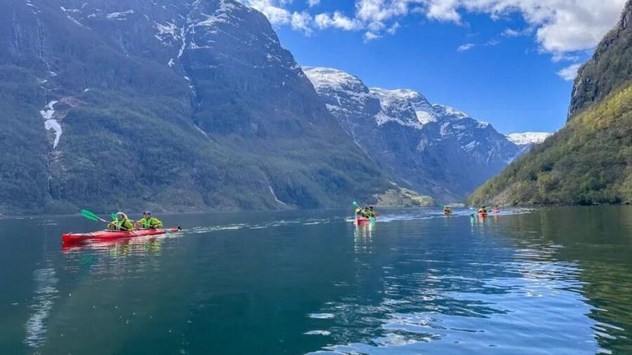 Fjord kayak - Hardangerfjord, Granvin - Small settlements and broad mountain views