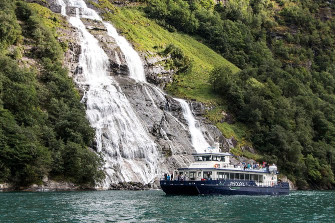 Fjordcruise Ålesund Geirangerfjord T/R - A full day from Ålesund to Geirangerfjord