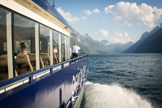 Fjordcruise Ålesund Geirangerfjord T/R - The first three hours: ocean scenery, then fjord walls