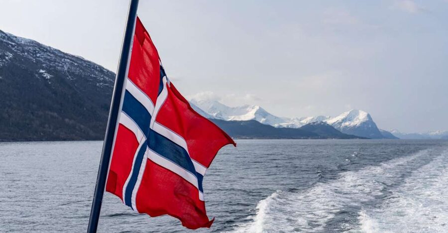 From Ålesund: Winter Fjord Cruise to Geirangerfjord - From Ålesund harbor to the first fjord views