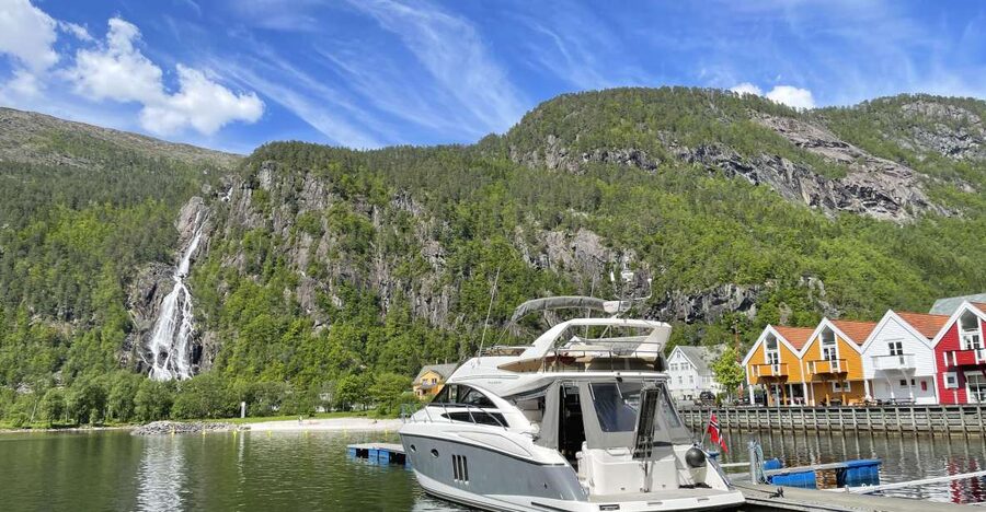 From Bergen: Modalen Private Fjord Cruise with Waterfalls - Watching the fjord narrow around Sandviken and Eidsvåg