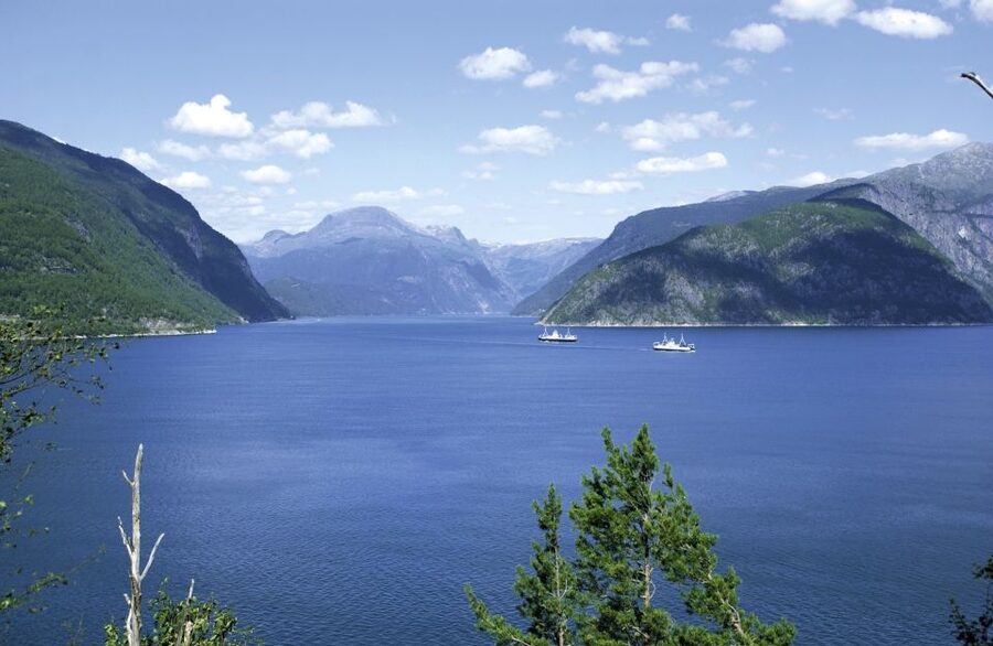 From Bergen: Private Trip to Hardangerfjord - Fossen Bratte and Steinsdalsfossen waterfall stops
