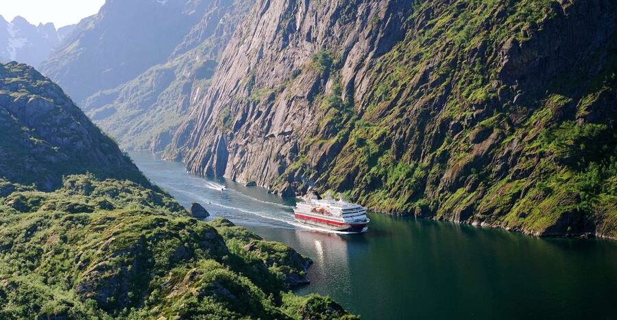 From Svolvær: Hurtigruten Cruise into Trollfjord - The ferry crossing between Lofoten and Vesterålen