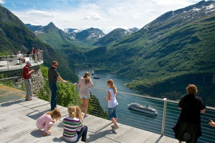 Geiranger: Dalsnibba, Flydalsjuvet, Eagle Bend & Fjords Tour - Who should book this tour?