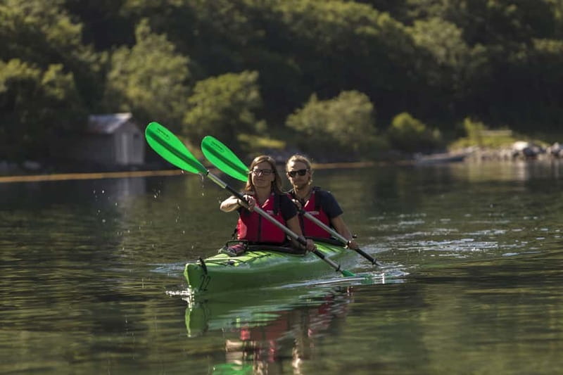Geiranger: Guided Kayak Tour in Geiranger Fjord - Paddling toward Skagevika and Gjaerdefossen