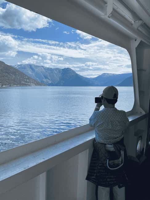 Guided tour: Hardangerfjord, Waterfalls and Ferry crossing - Steinsdalsfossen lets you walk behind the water