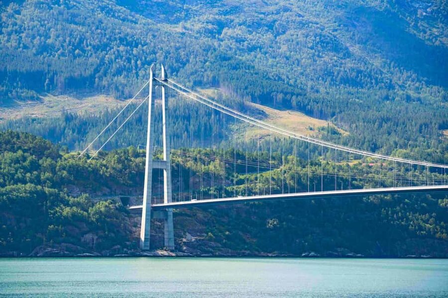 Guided tour: Hardangerfjord, Waterfalls and Ferry crossing - Norheimsund is your lunch window