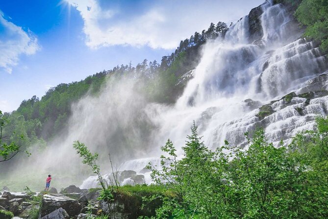 Guided Tour To Nærøyfjorden, Flåm And Stegastein - Viewpoint Cruise - Flåm: lunch, photos, and a short pause