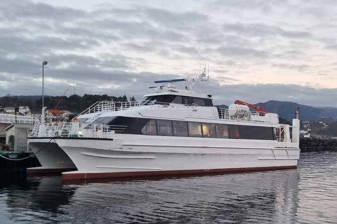 Hellesylt Sightseeing Boat Geirangerfjord - Hellesylt dockside: finding the boat