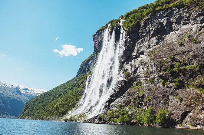 Hellesylt Sightseeing Boat Geirangerfjord - Skageflå, the farm above the fjord