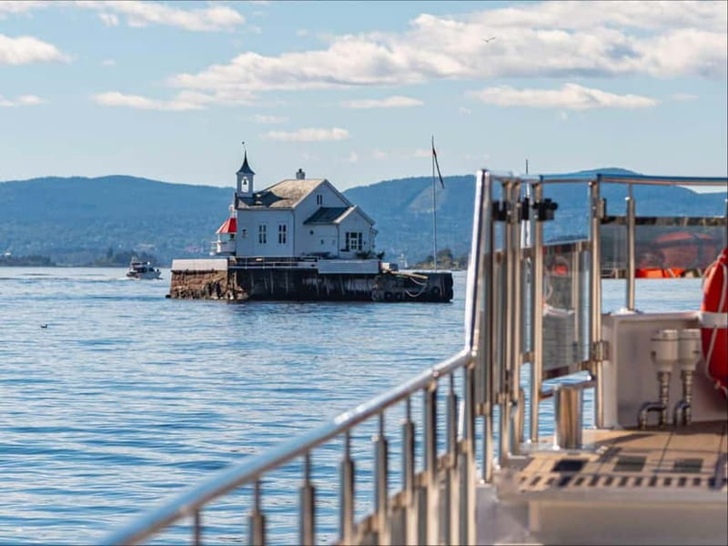 Oslo: Guided Sightseeing Fjord Cruise on Premium Silent Boat - Dyna Lighthouse and the outer harbor views
