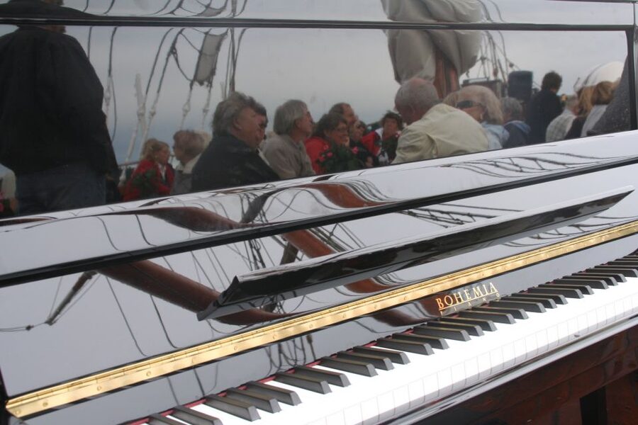 Oslo: Oslo Fjord Cruise with Live Jazz Music & Shrimp Buffet - Meeting the Ship at Oslo City Hall