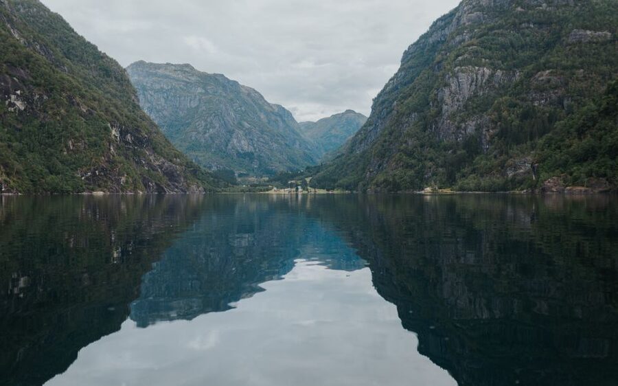 Øystese: Hardangerfjord RIB safari to the Fyksesund branch - Is one hour enough for the price?
