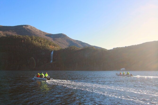 Private Fjordcruise by Luxury Pontoon Boat - Bergen Fjords - Staying warm when Bergen sends rain