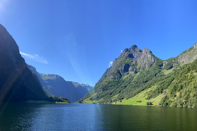 Private yacht Cruise in Flåm and Gudvangen, Nærøyfjord - Bakka and the narrow fjord setting