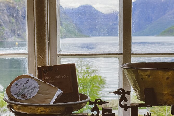 Taste of the Fjord Guided Food Tasting Experience in Flåm - A three-course meal with a local sweet finish