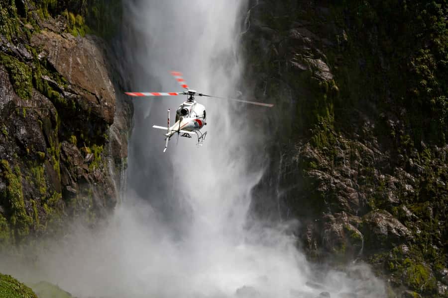 Te Anau: 30-Minute Fiordland National Park Scenic Flight - The hidden lakes from the air