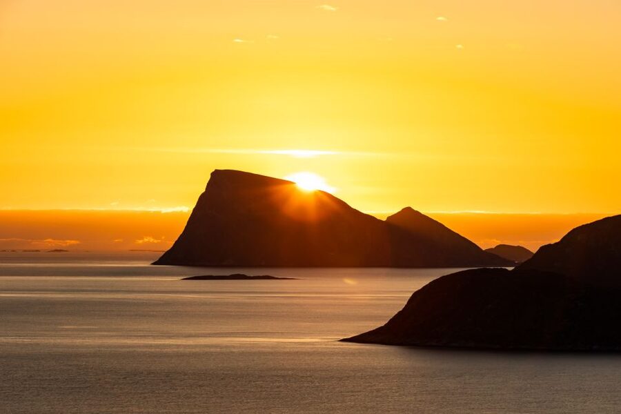 Tromsø: Arctic Fjords Tour to Kvaløya with Panoramic Lunch - The warm picnic lunch by the sea