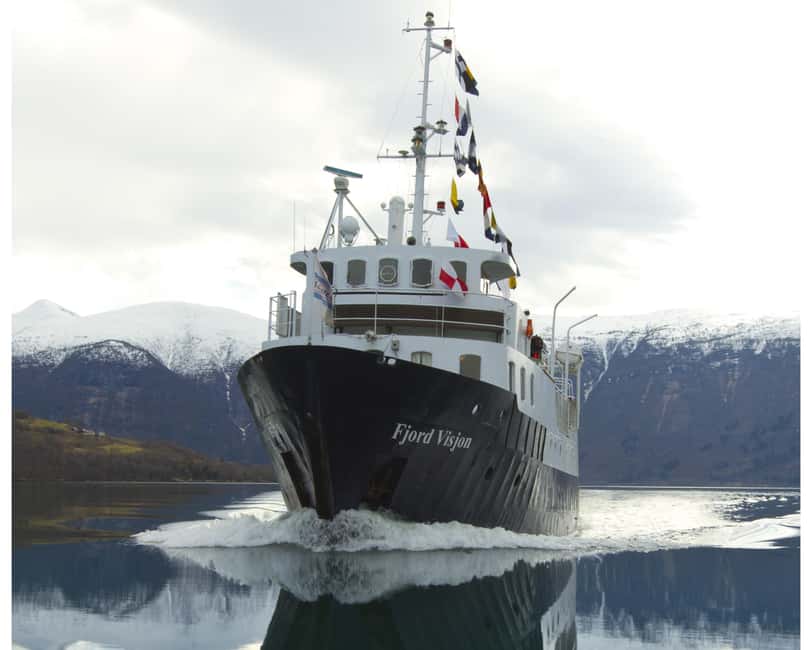 Tromsø: Classic arctic fjord cruise with lite lunch - Setting out from Tromsø on MS Tromsø