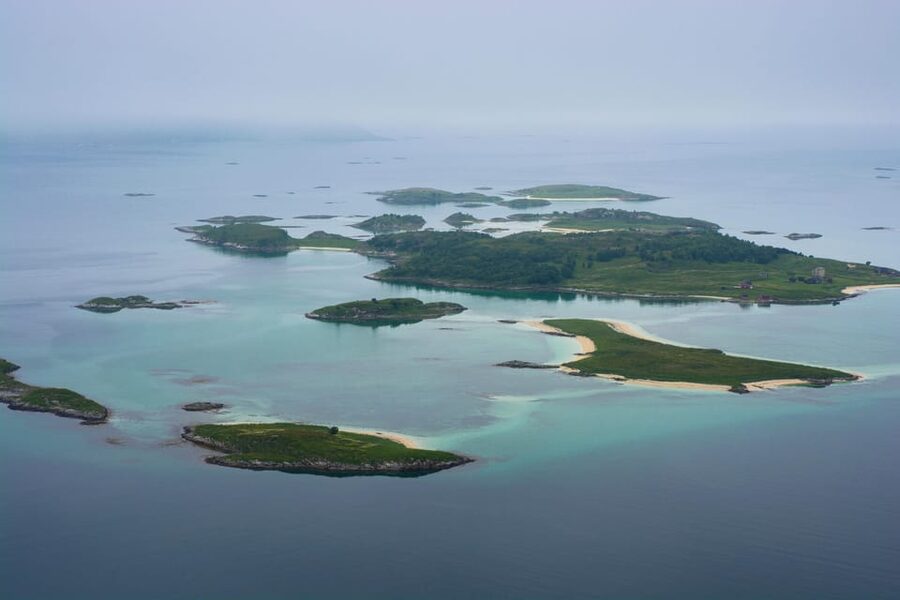 Tromsø: Fjords and Sommarøy Islands Tour with Salmon Picnic - Taking an Arctic swim at Sommarøy