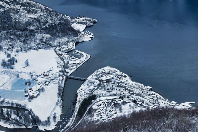 Winter Fjord Tour to Nærøyfjord, Flam and Stegastein from Bergen - Flåm shows both charm and crowd pressure
